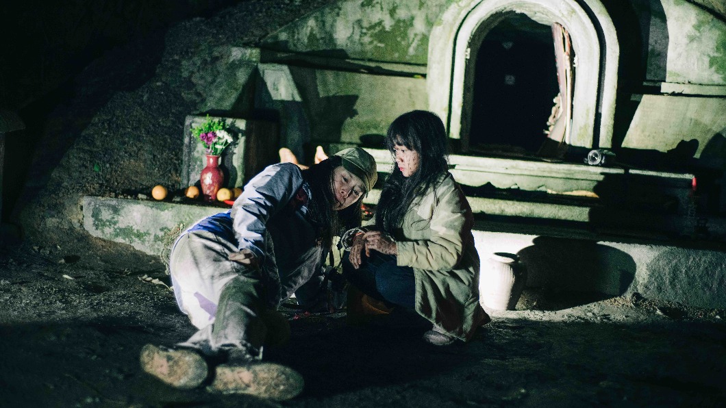 女主角蔡亘晏(左)在片中有驚悚的表演。(圖/牽猴子提供)