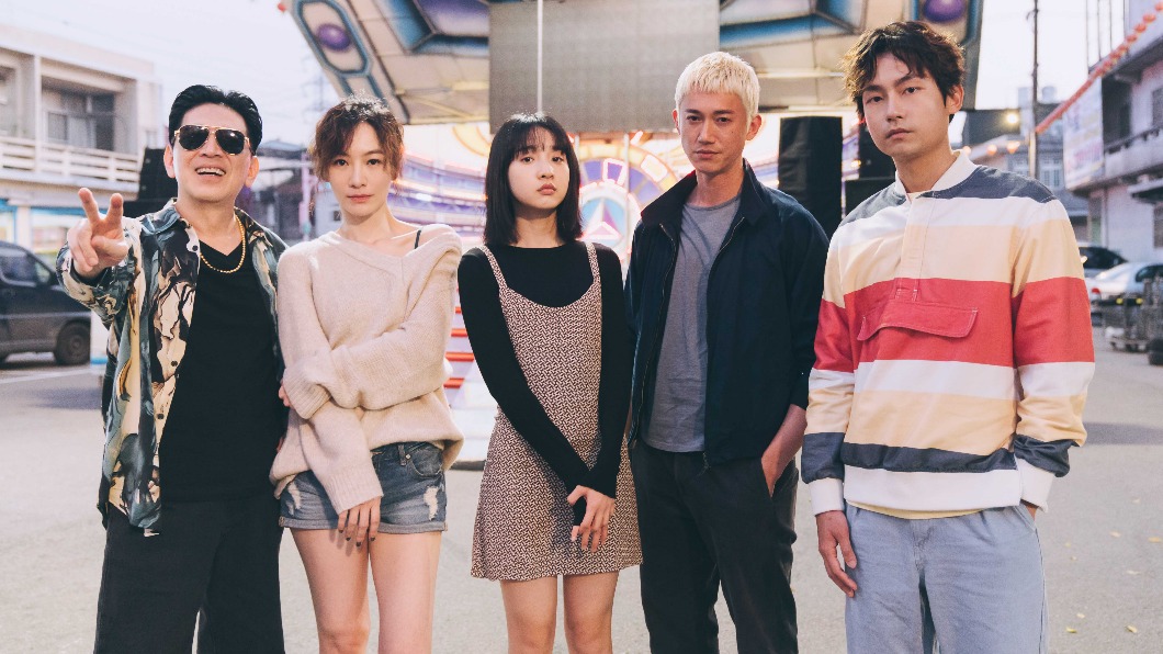 《塑膠花》高捷（左起）、陽靚、李沐、吳慷仁、林鶴軒出席開鏡祈願儀式。（圖／抓馬文化提供）