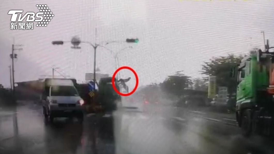 大雨釀恐怖車禍!砂石車衝分隔島 駕駛撞破車窗摔路面
