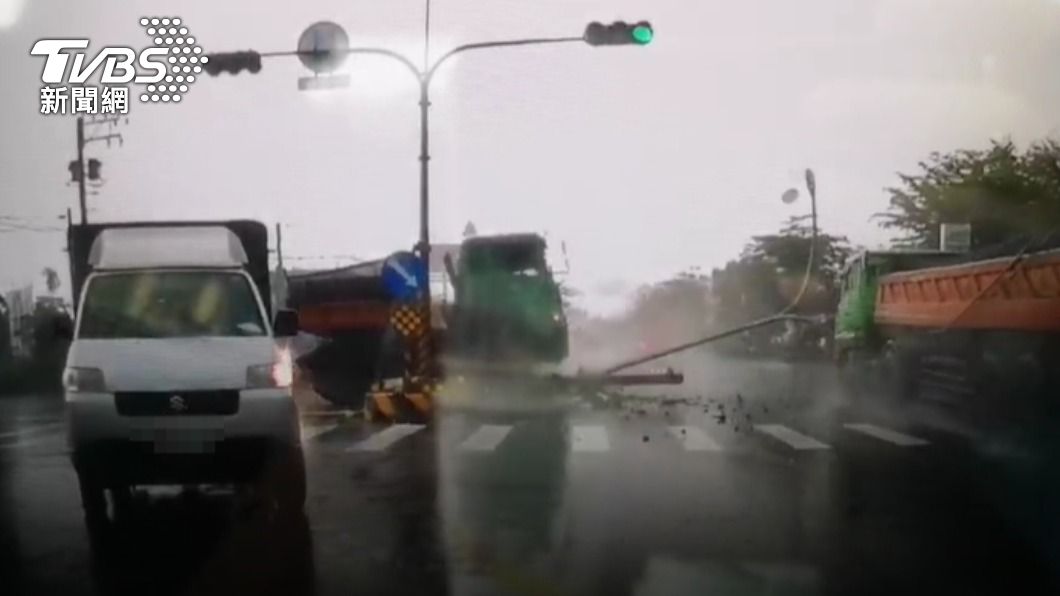 路燈波及對向砂石車。（圖／TVBS）