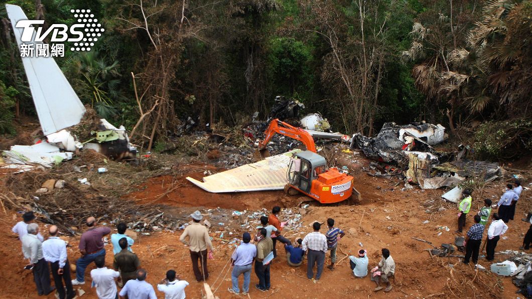 印度快運航空同機型降落時降落失敗、衝出跑道,159人罹難。(圖/達志影像美聯社)