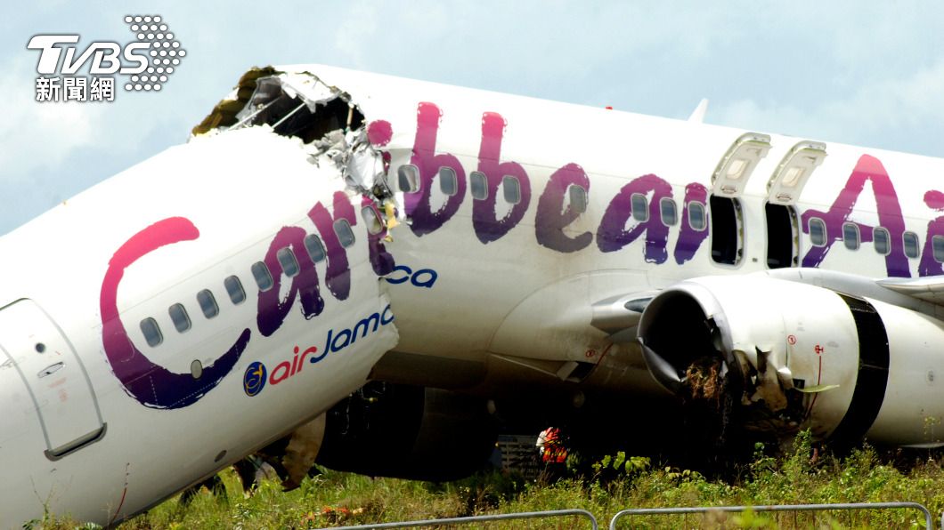 加勒比航空波音737-800型客機,機身斷成2截,所幸無人死亡。