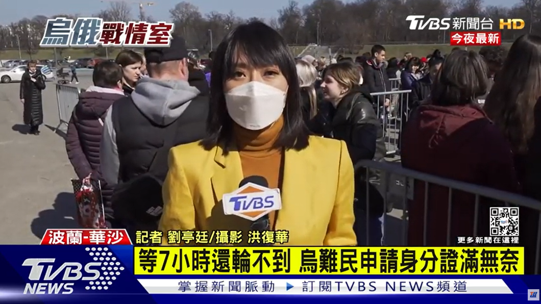 體育場外大排長龍,估計需等上三天才能領到身分證字號。(圖/TVBS)
