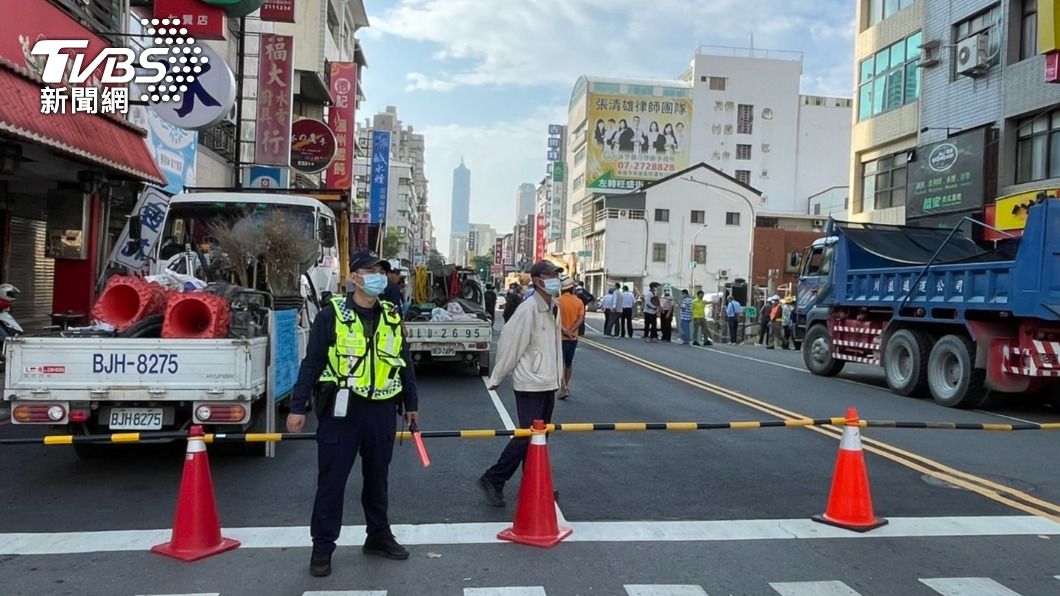 警方到場管制交通。(圖/TVBS)