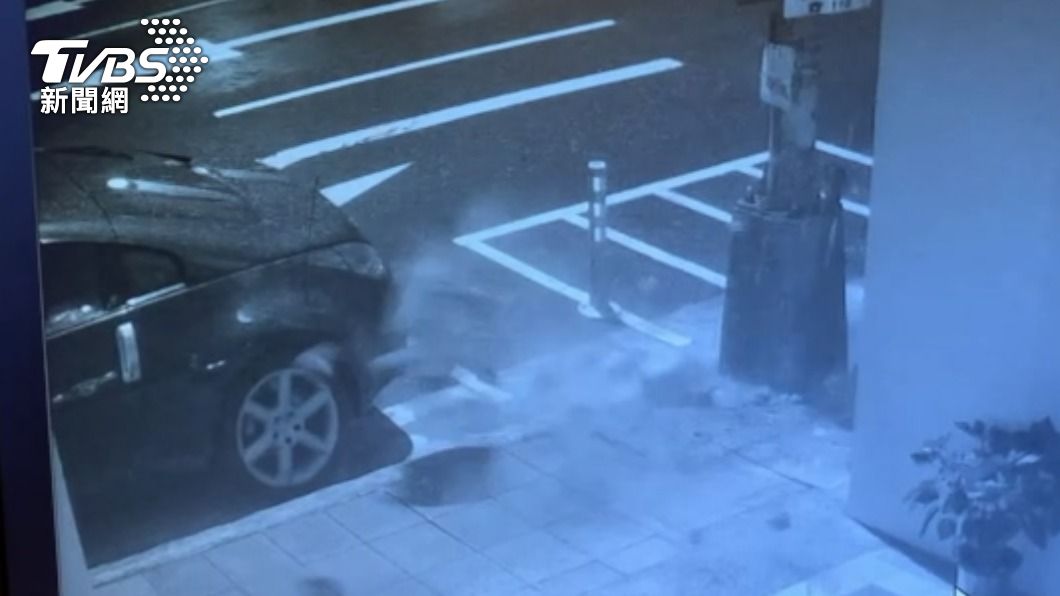 博愛特區金店面「巨大水泥塊」掉落　220萬跑車慘被砸