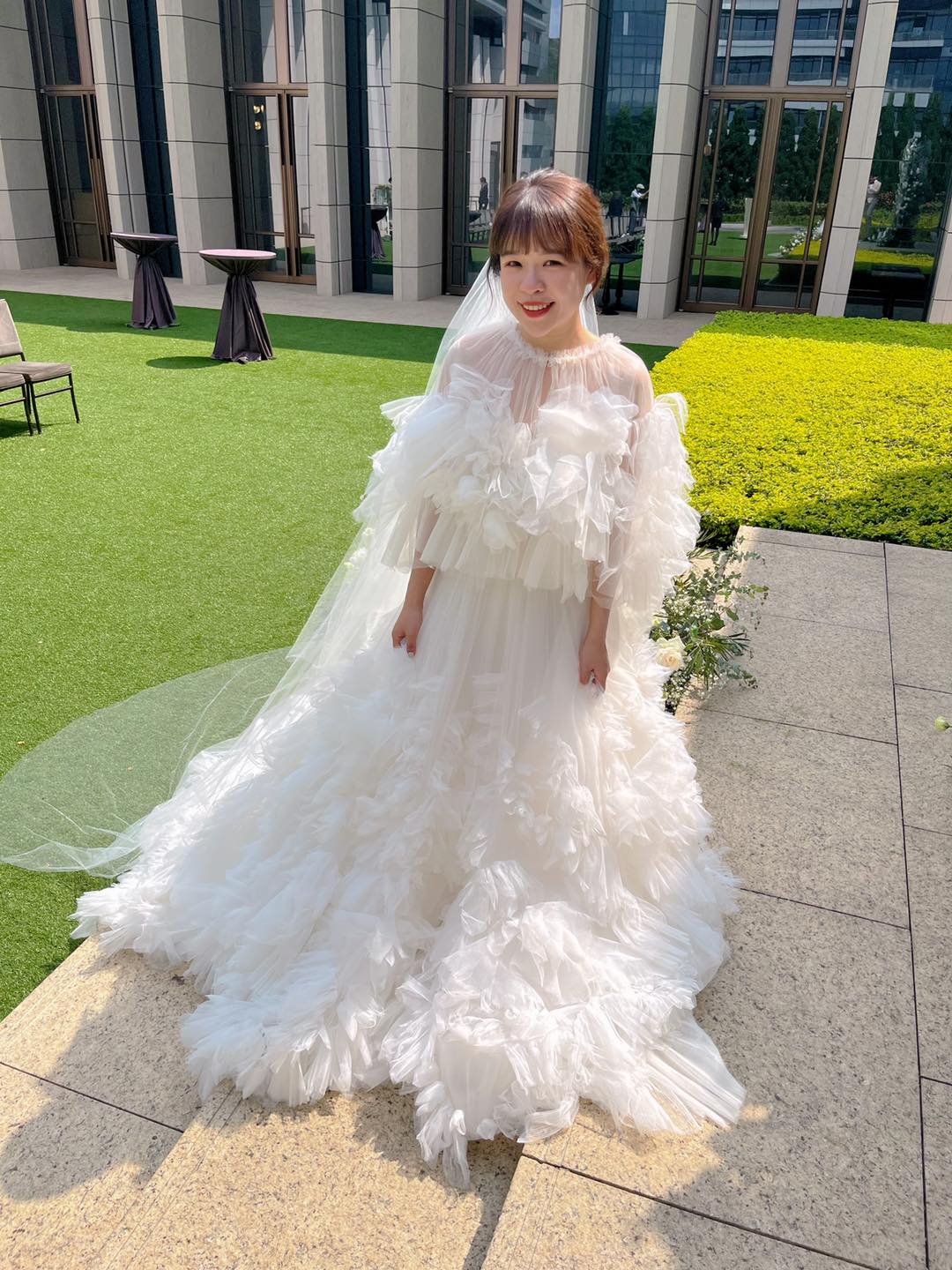 古娃娃穿著一身唯美婚紗。(圖/翻攝自古娃娃IG)