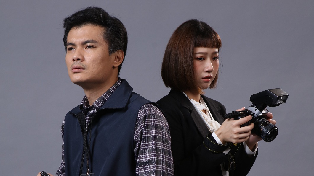 郭耀仁(左)與方志友演出舞台劇《一個公務員的意外死亡》。(圖/故事工廠提供)