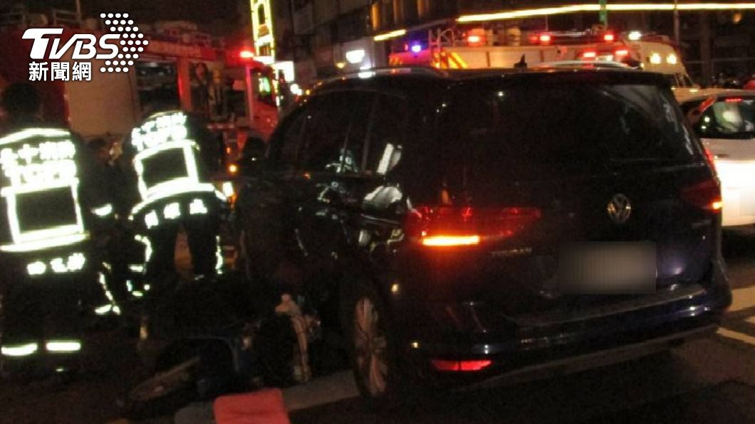 男子車霸停路中間 不甩攔查罵粗口、駕車衝撞警