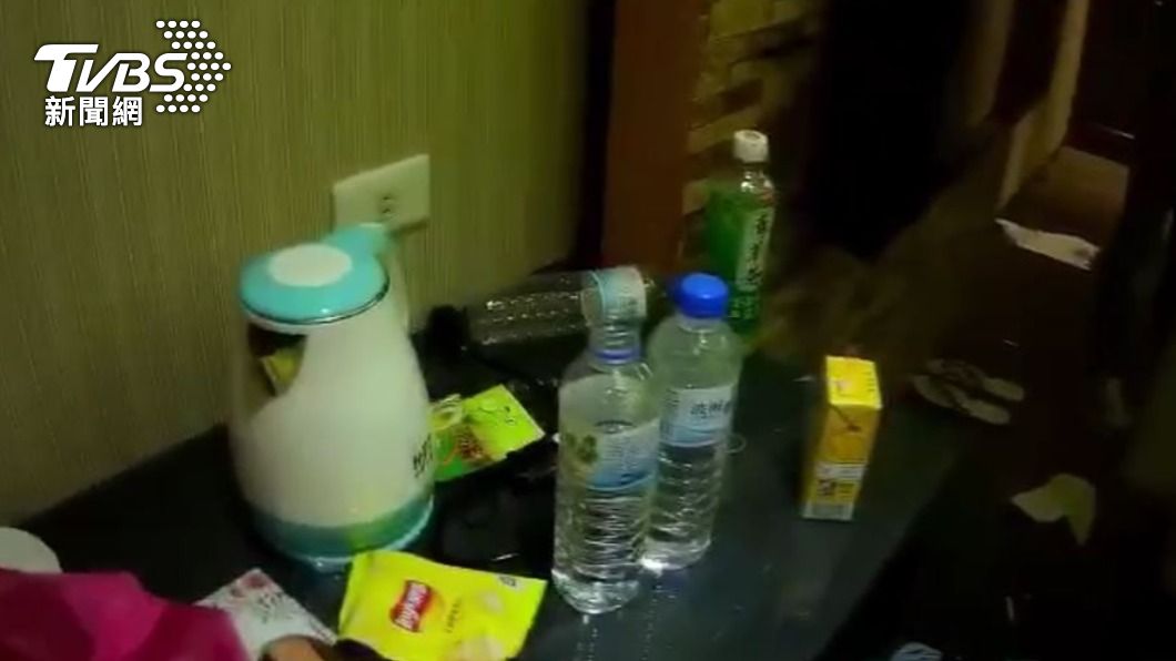 深夜2男摩鐵開房間!警臨檢嗅出問題 開門拉K嗨到恍惚