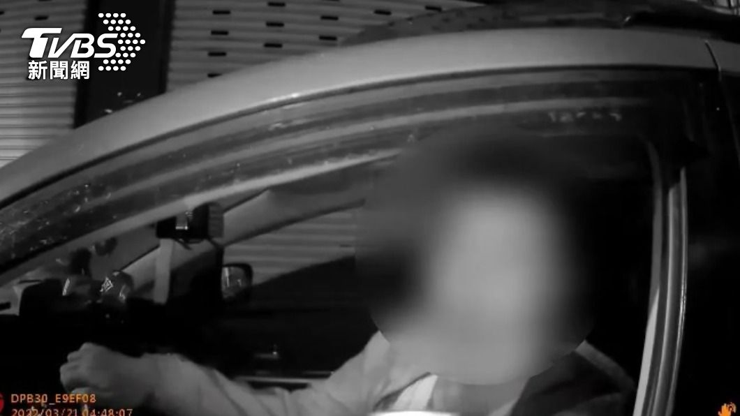 邊開車邊看謎片!男駕駛「車身搖擺」 遭警攔搜出毒咖啡