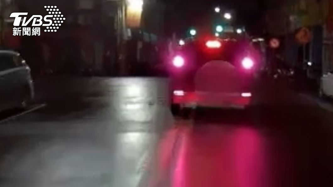 轎車跨越雙黃線。(圖/TVBS)