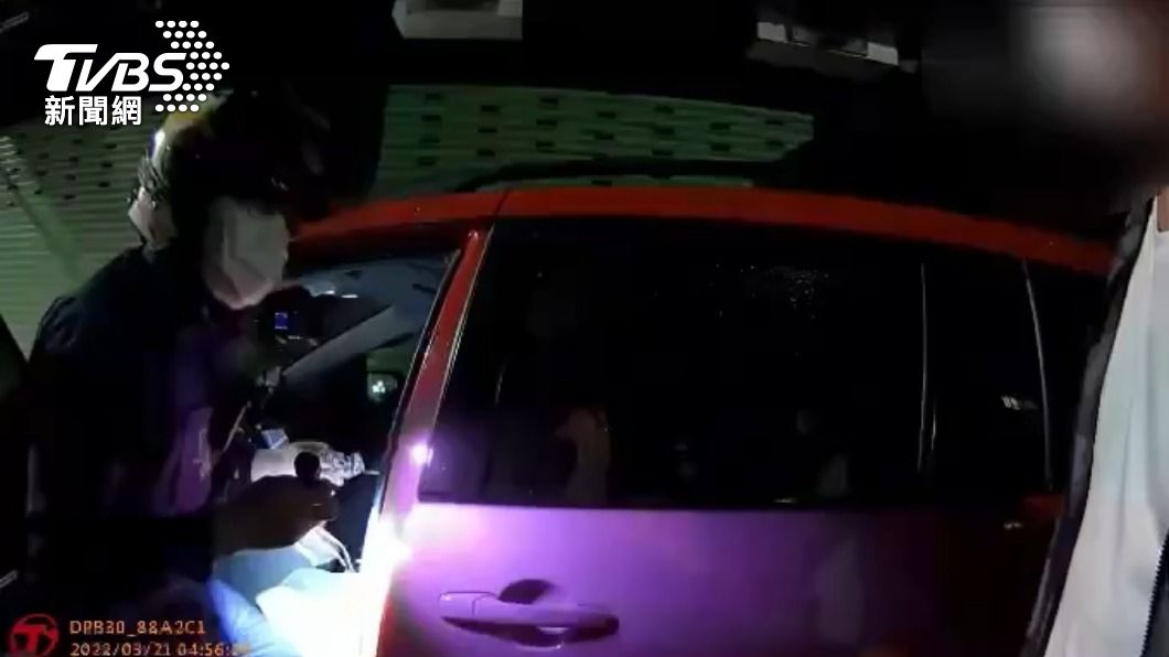 警方在車上搜出毒品。(圖/TVBS)