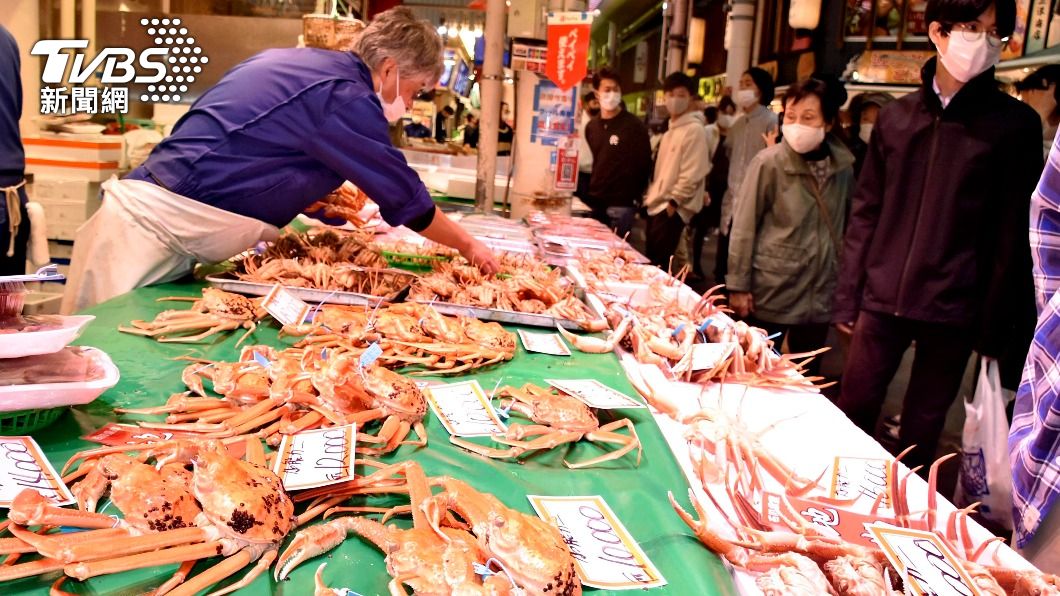 日本的螃蟹和鮭魚等海鮮已經開始漲價。(圖/達志影像美聯社)