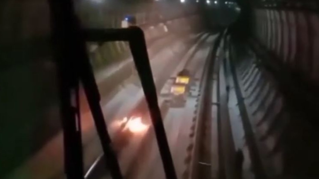 捷運軌道起火影片曝！駕駛不敢前進　行控中心卻說這句