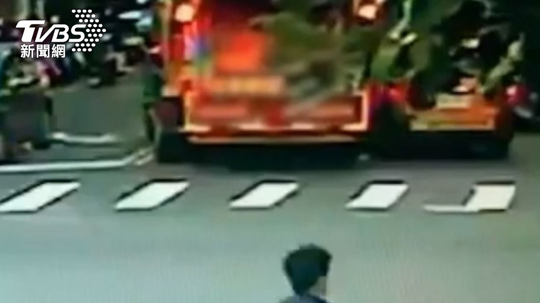 大黃一轉彎巧遇小黃...兩車「相親」下場是後視鏡GG
