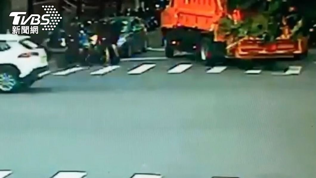 垃圾車轉彎後出意外。(圖/TVBS)