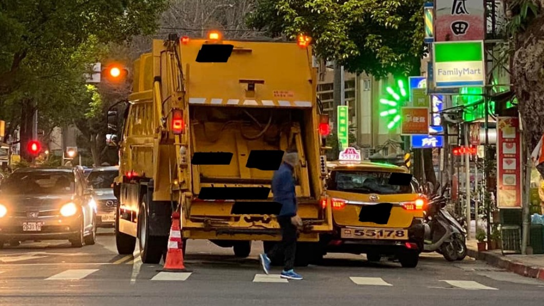 垃圾車碰撞到計程車後視鏡。(圖/Facebook民生社區大小事 )