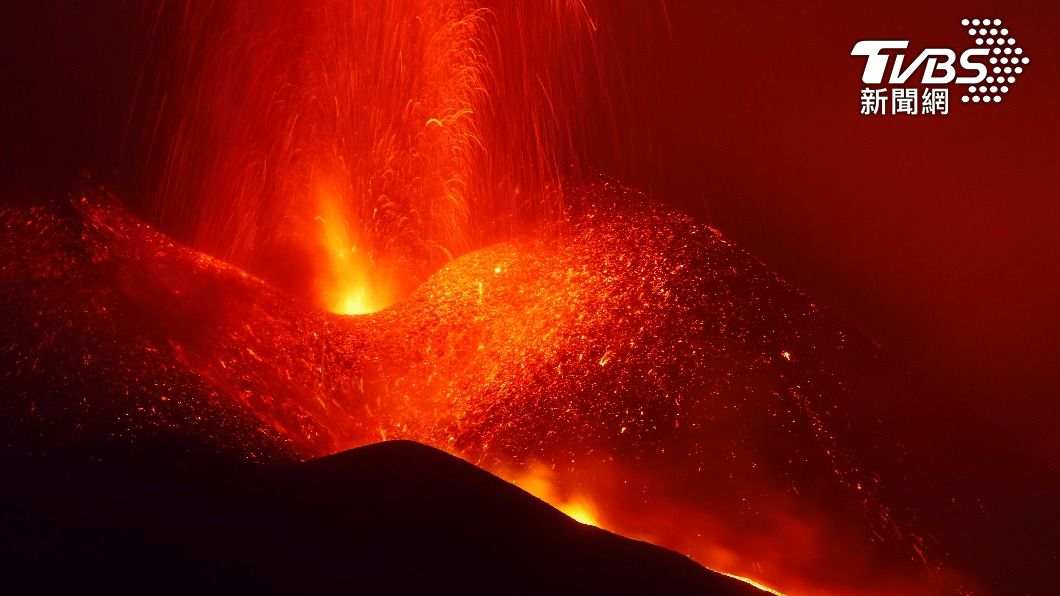 西班牙拉帕馬島火山爆發前,也出現過小型地震密集的前兆。(圖/達志影像路透社)