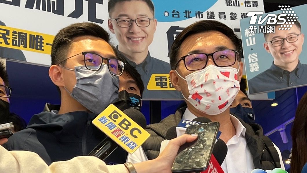 江啟臣陪同北市松信區議員參選人詹為元登記參選議員。(圖/TVBS)