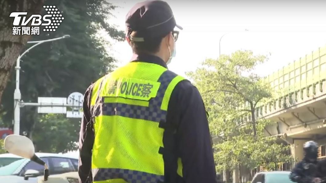 警方表示,確實有看到騎士在滑手機,若對罰單有疑慮可提出申訴。(示意圖、非當事人/TVBS資料畫面)