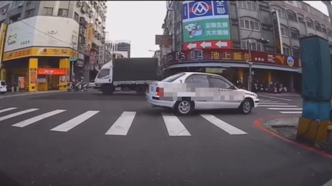 教練車倒車探出車屁股。(圖/翻攝自爆料公社二社)