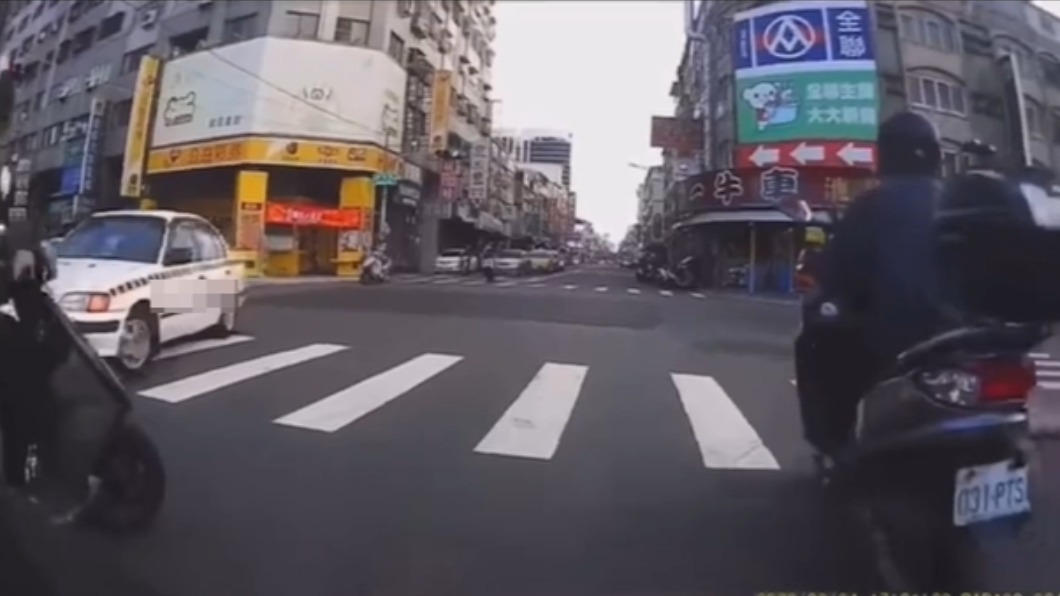直行時剛好綠燈。(圖/翻攝自爆料公社二社)