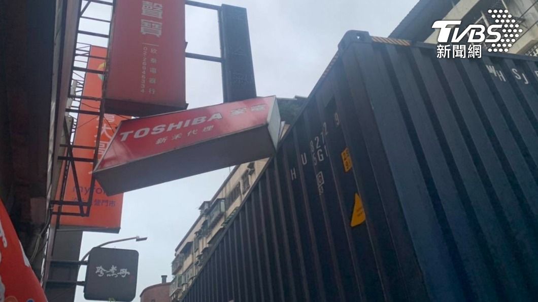 卡住了..貨櫃車馬路中倒退嚕 猛撞店家招牌動彈不得