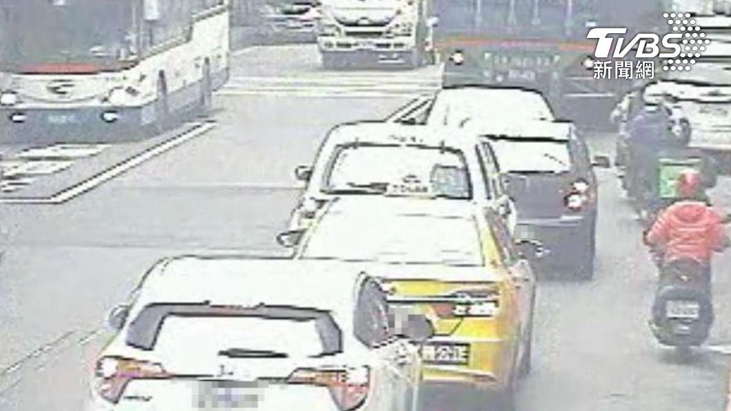 占據車道一度造成車流回堵。（圖／TVBS）