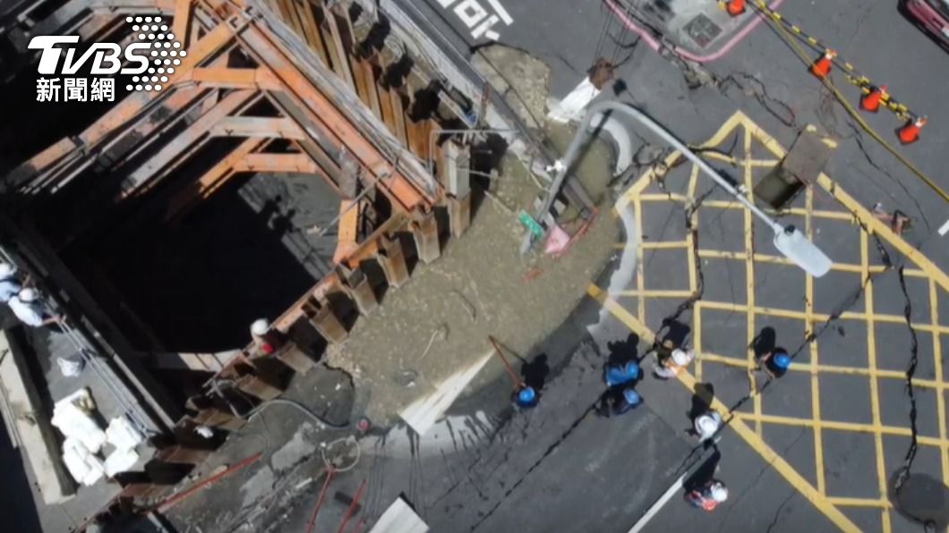 地下水滲入掏空路基。（圖／TVBS）