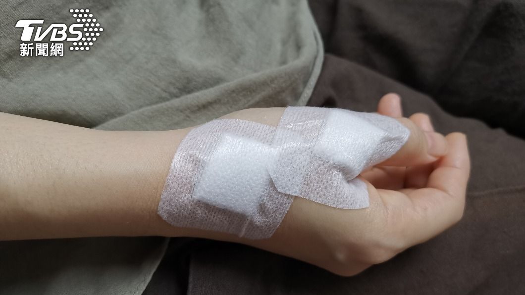 生活智慧王？男拿「保險套」傷口防水　網嚇壞：小心截肢