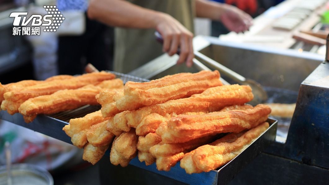 許多人喜歡在飯糰裡加油條。(示意圖/shutterstock達志影像)