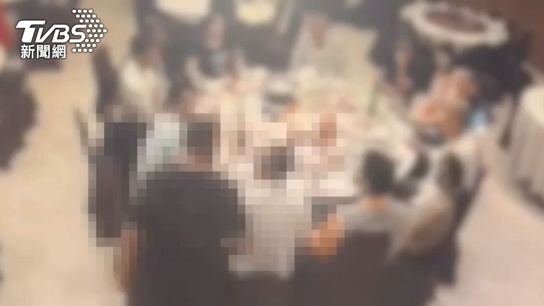 黑衣男站在餐桌旁失控飆罵三字經。(圖/TVBS)