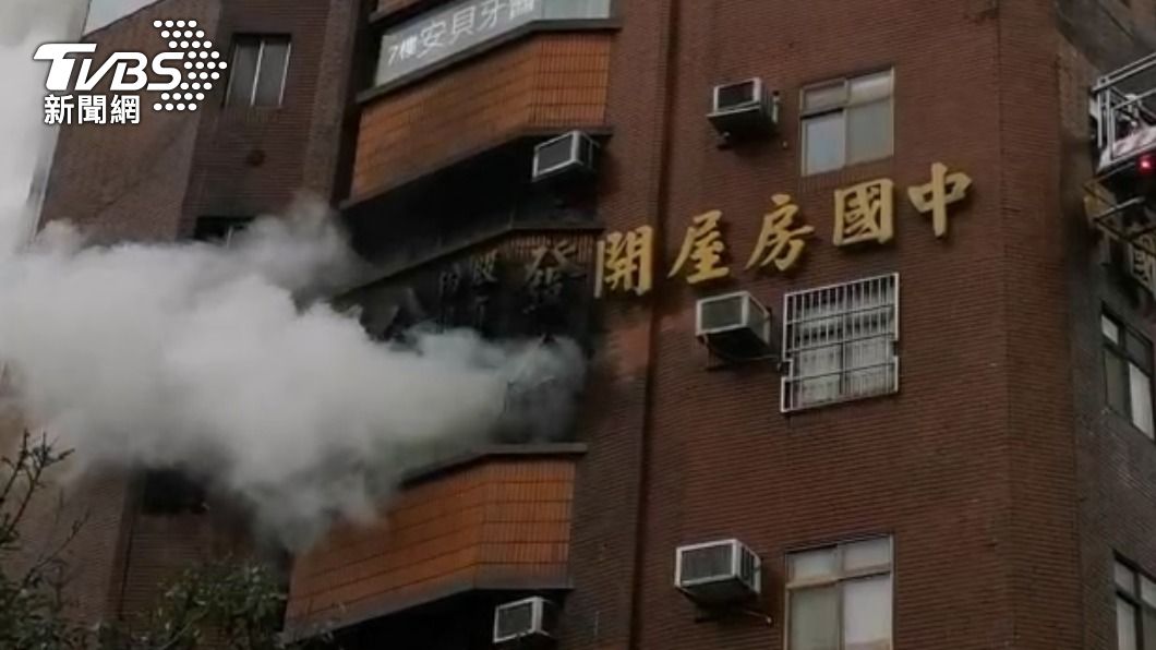 屋內冒出大量濃煙。（圖／TVBS）