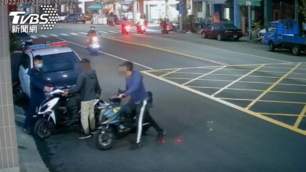 警方循線找到2名騎士。(圖/TVBS)
