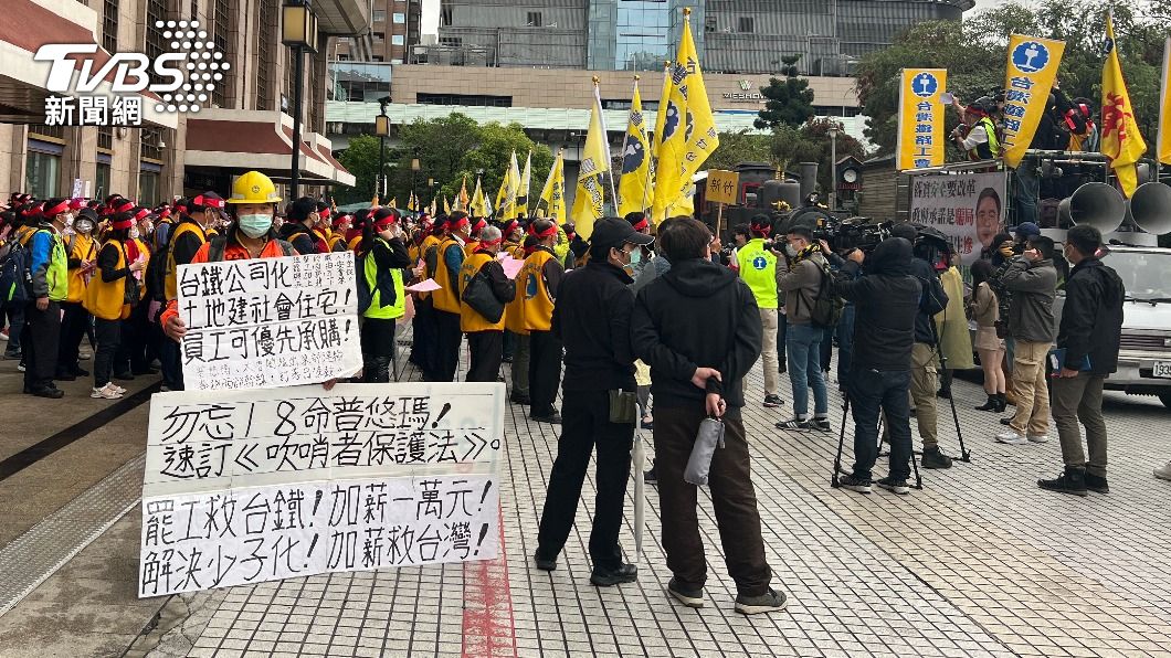 怒吼！1500台鐵員工衝立院　抗議退回公司化草案