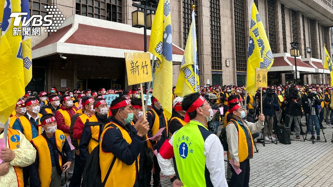 有1500人左右前往立院抗議公司化條例。(圖/TVBS資料畫面)