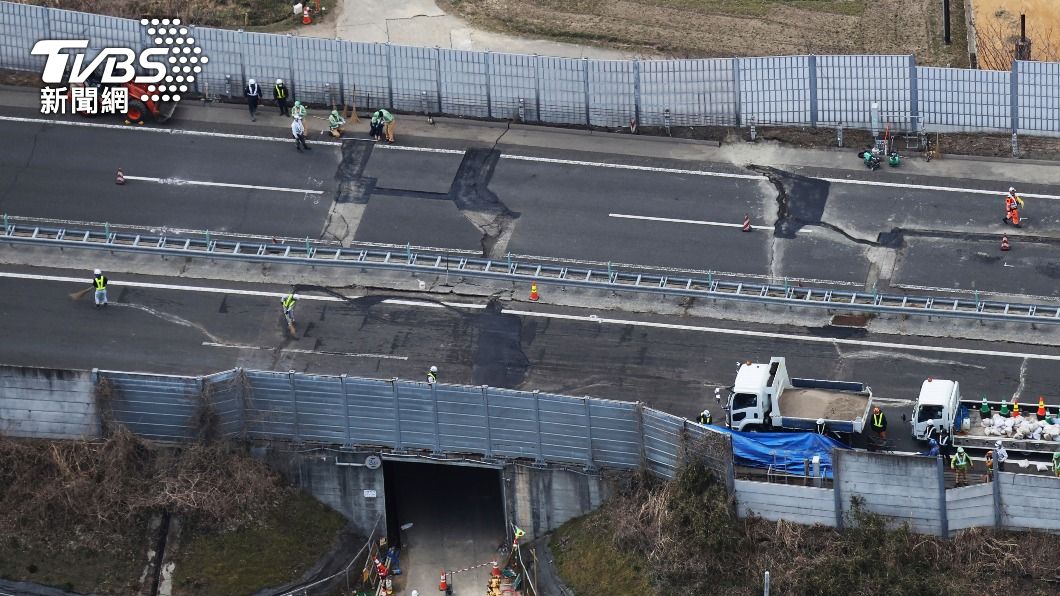 日本一週前才發生規模7.4的地震,馬路也被震到裂開。(圖/達志影像美聯社)