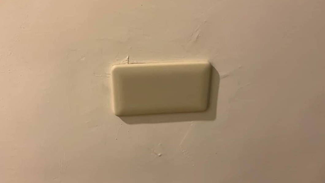家裡出現「無孔插座」沒用途？內行曝機密：高低不同功能