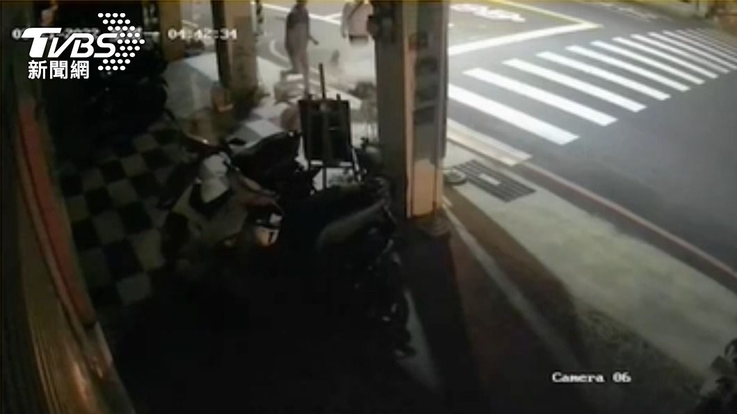 劉嫌一路找招牌出氣。(圖/TVBS)