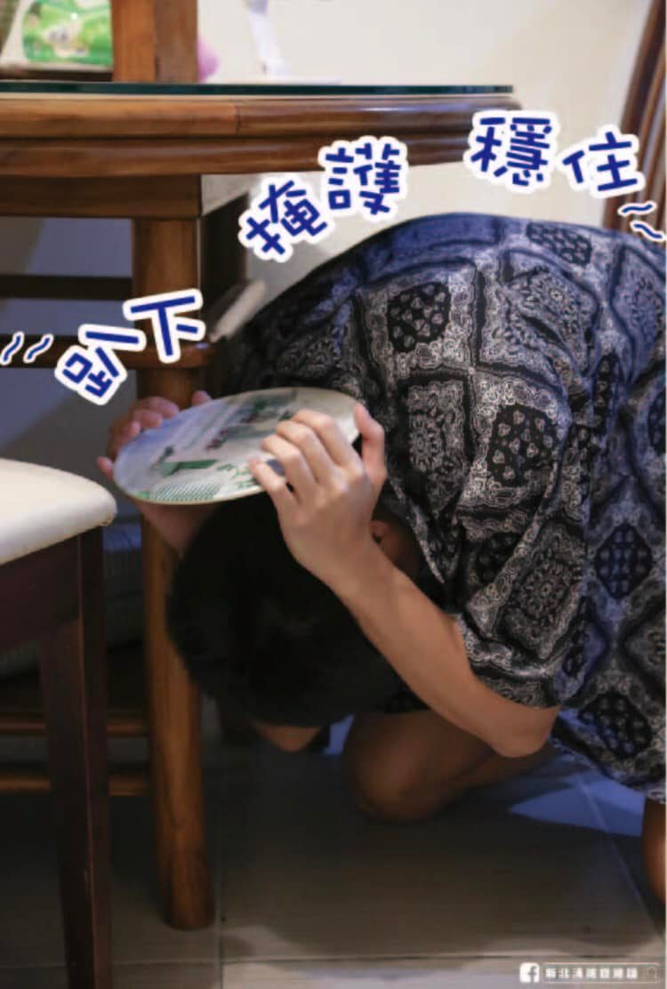 地震保命口訣。(圖/翻攝自新北消防發爾麵臉書)