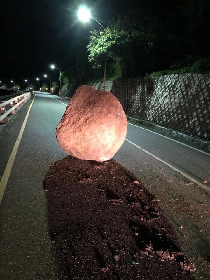 巨大落石外型像顆水蜜桃。(圖/翻攝自爆廢公社)
