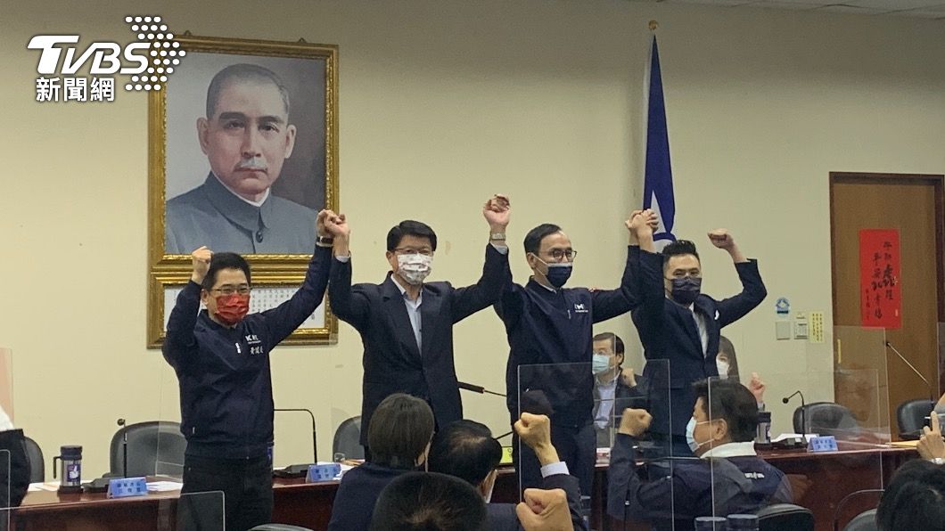 朱立倫牽起謝龍介的手高喊凍蒜。(圖/TVBS)