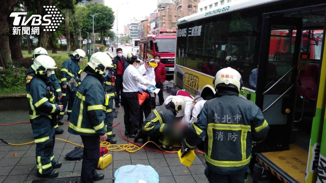 後車門還有人！公車司機關門未注意　婦人遭夾慘摔又被輾