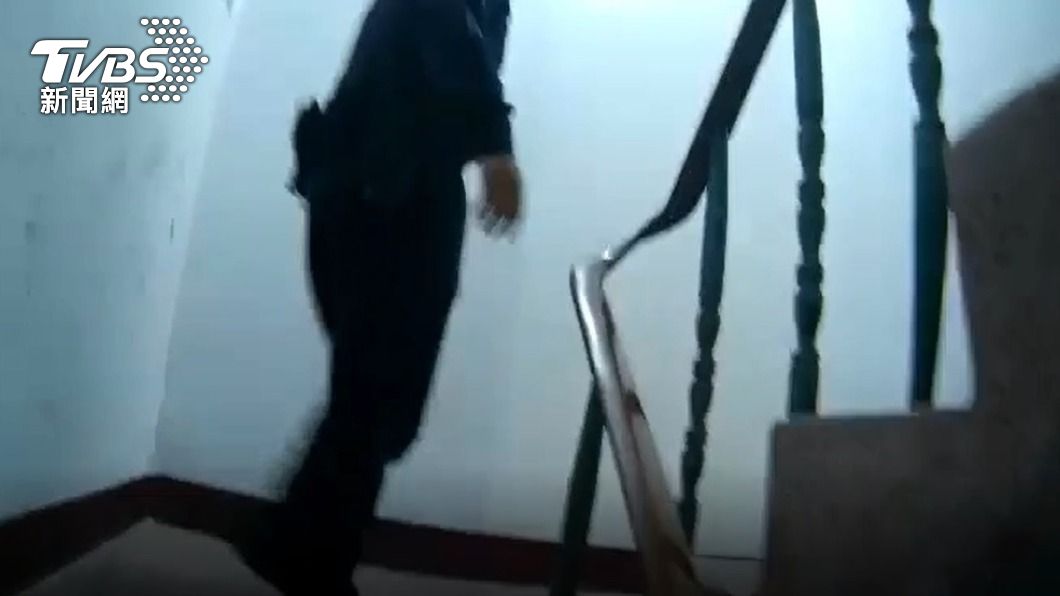 警方獲報後，前往洪男住所。(圖/TVBS)