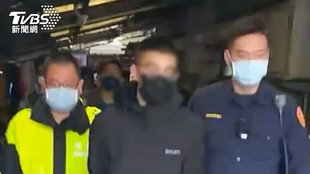 蕭男被警方搜出毒品。(圖/TVBS)