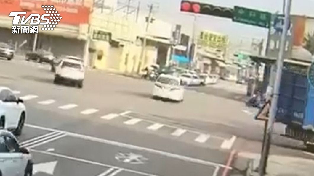 汽車闖紅燈。(圖/TVBS)