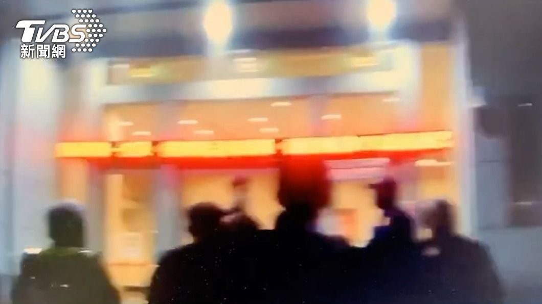警方將其中一方酒客帶回派出所。（圖／TVBS）