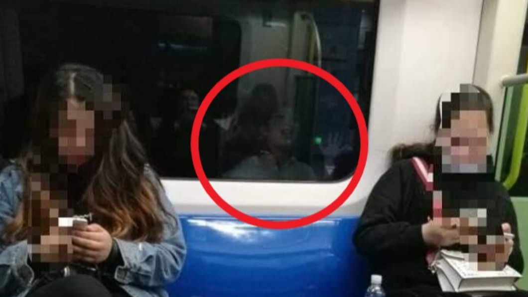 捷運驚見「詭異人臉」悚貼窗？網一看全怕爆　真面目是他