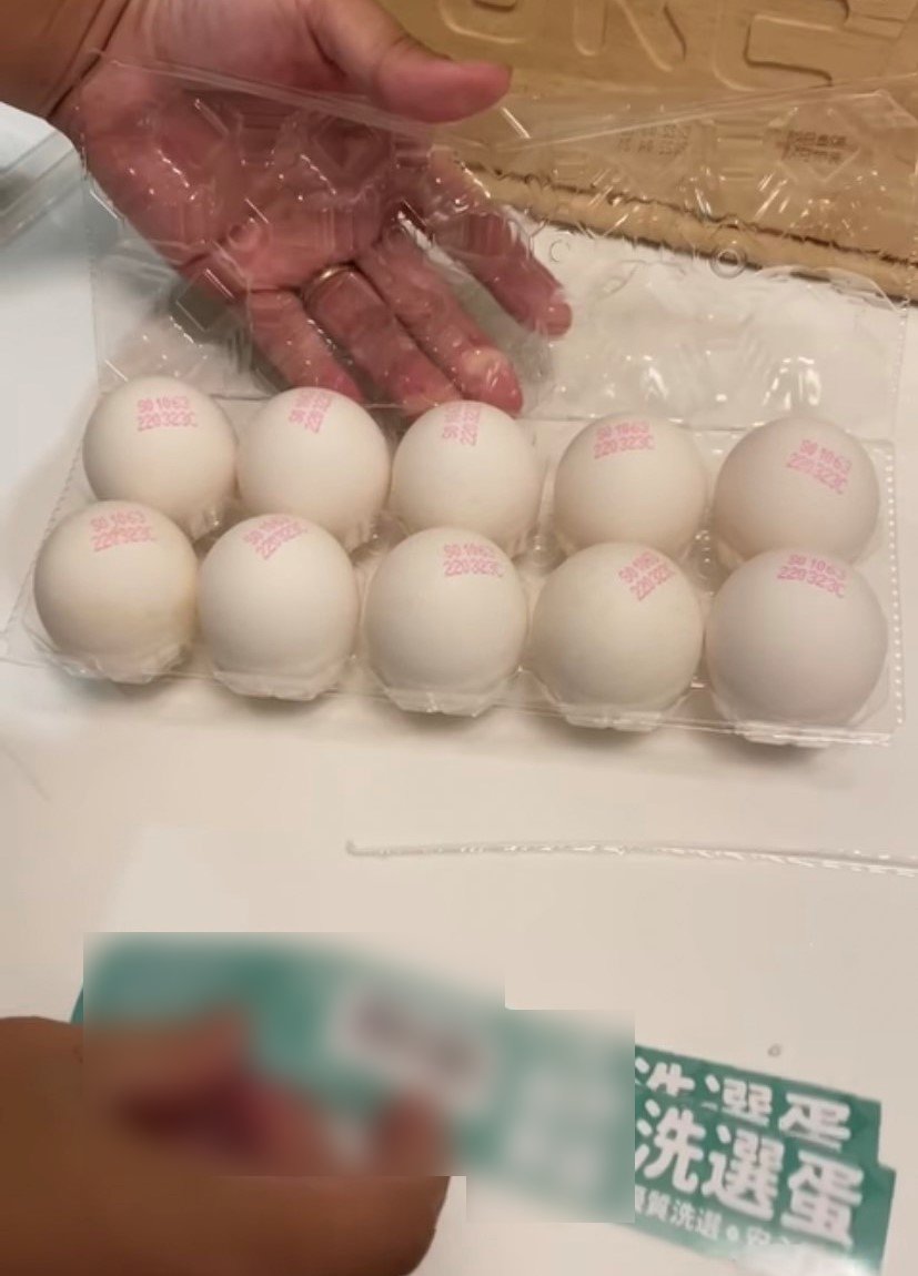 一招輕鬆打開蛋盒,不必再跟封膜纏鬥。(圖/翻攝自爆廢公社)