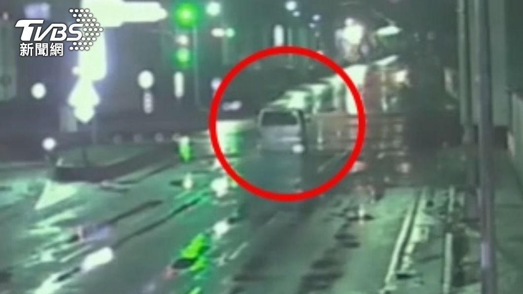 廂型車通過時路口是紅燈,左前方綠燈為下個路口號誌。(圖/TVBS)